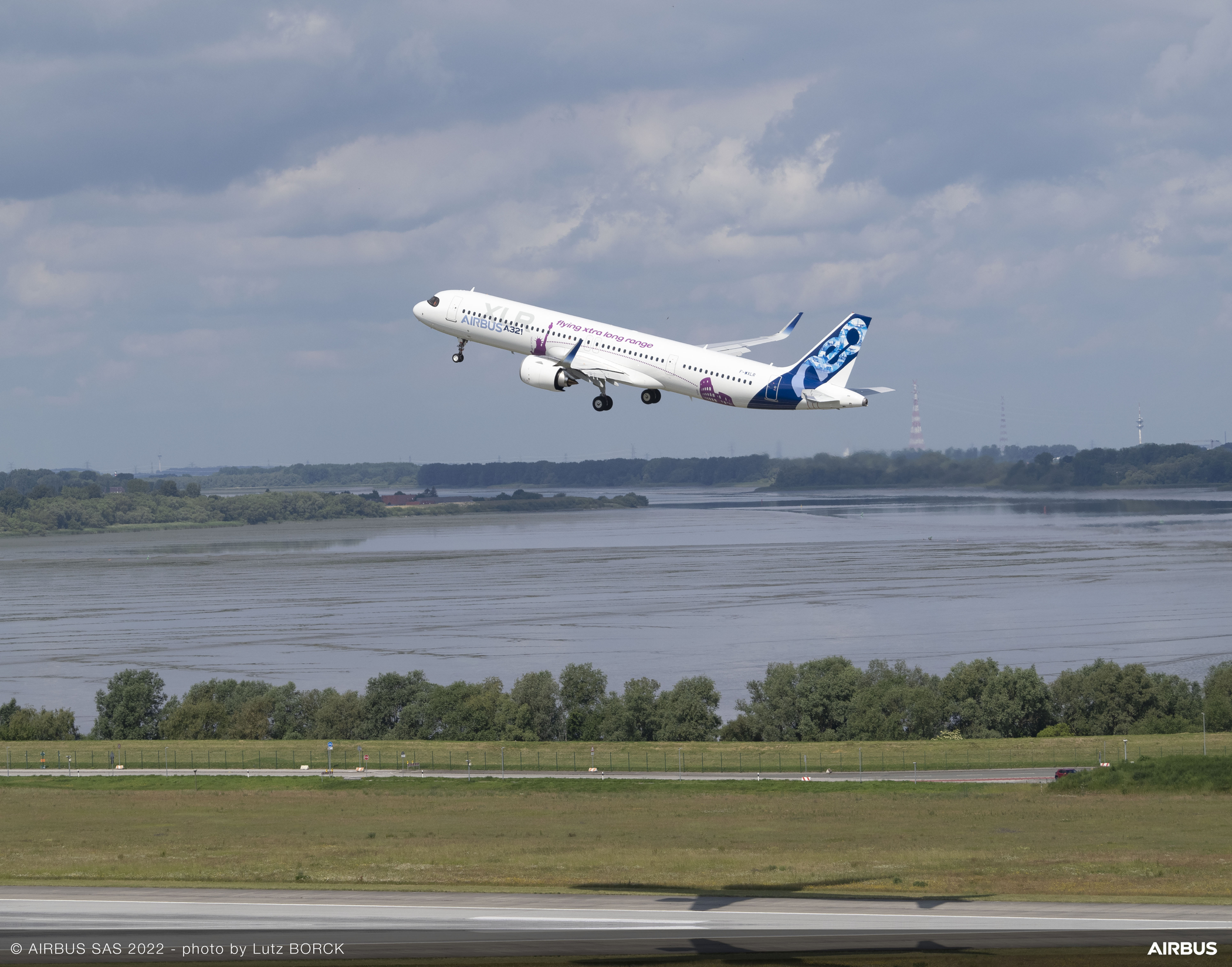 A321XLR MSN11000 taking off at Hamburg on 15 June 2022. This neo-family aircraft is a separate development from the Fenix ceo A321.